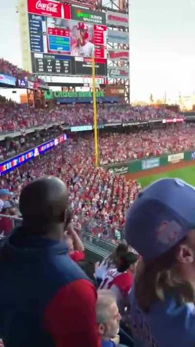 Rhys Hoskins goes to field a ground ball, and immediately goes down in pain  (nsfw) : r/phillies