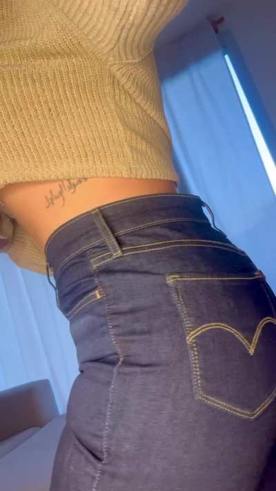 Mi perfect ass in Levi’s 