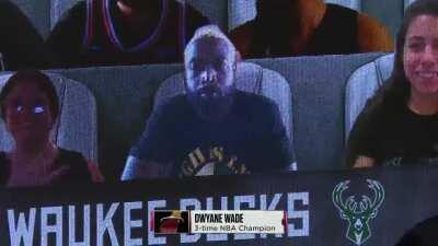 [Highlight] Dwyane Wade rocks the blonde hair in the Miami Heat virtual fan section