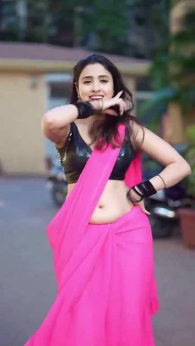 Gulabi Saree beautiful girl Priyanka 🌸 Insta - Poojayadavreal