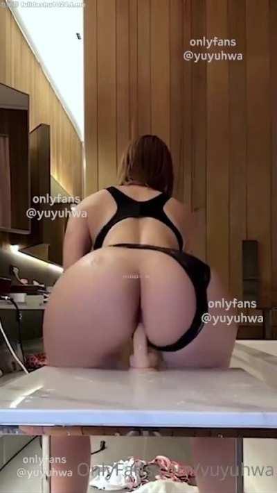 yuyuhwa dildo riding