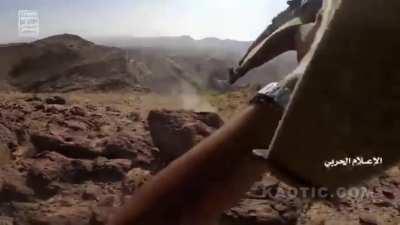 Houthi militant shooting Saudi mercenary in Close Combat