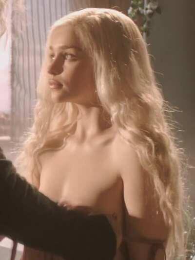 Emilia Clarke titty jiggle