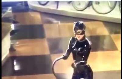 In the scene in Batman Returns (1992) where Catwoman (Michelle Pfeiffer) whipped off the heads of all four mannequins, she did it in ONE TAKE, to the applause of the film crew.