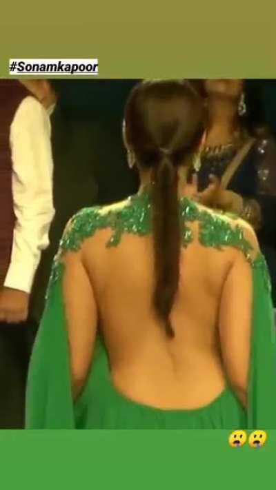 Sonam kapoor's amazing back 🤤🤤😍