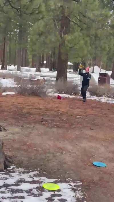 To make an overhand frisbee golf putt