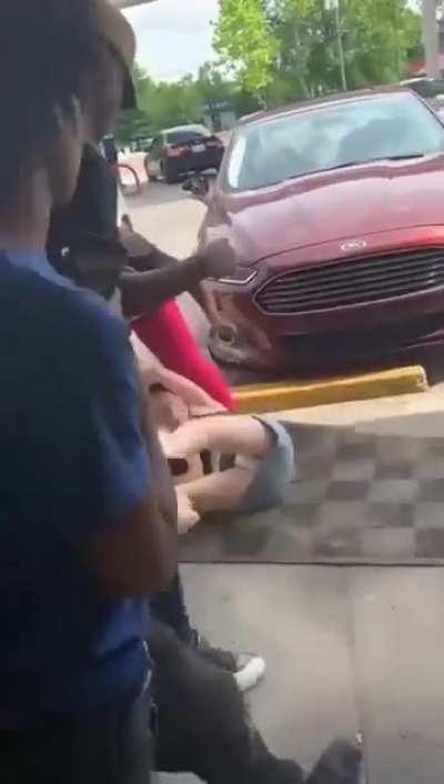 Jealous ex violently beats up her baby daddy’s new girl as the baby tries to help her.