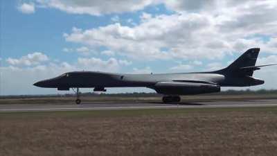 USAF B1-B Lancer EARTH SHATTERING Full Afterburner takeoff!