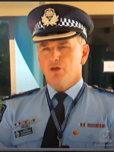 High ranking Aussie cop interrupted by honking car during tv interview gives very Aussie response.