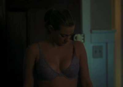 Lili Reinhart