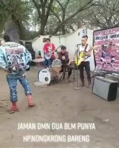 ada yang bisa jelasin dia ngapain?