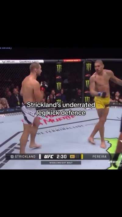 Strickland shows crazy leg kick defence 🔝