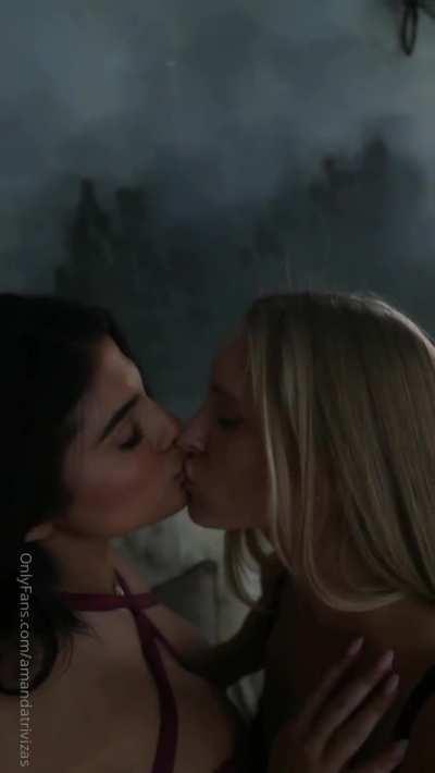 2 Hotties Kissing