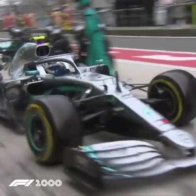 Mercedes performing a double stack pitstop