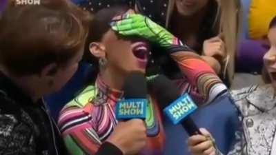 Anitta gemendo ao vivo