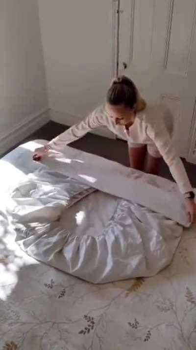 How to fold fitted sheets