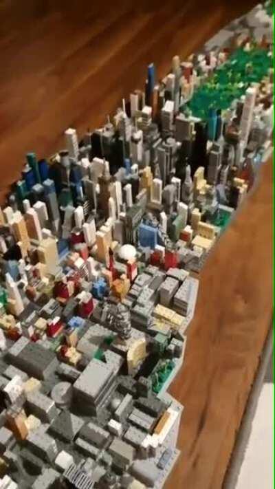 A 14 year old boy builds Manhattan using freestyle Lego