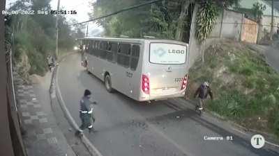 Workers on a bus save girl from being robbed