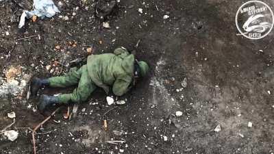 HD russian soldier has 2 explosives dropped on him and is subsequently shot by Ukrainian Marines in Krynki. February 2024. 503rd Brigade.