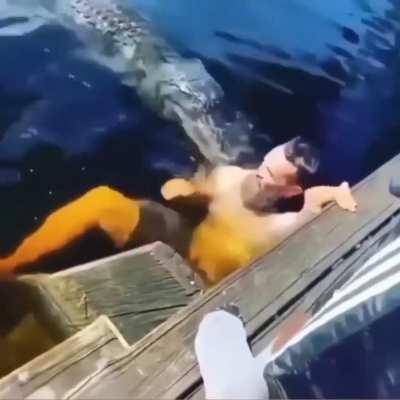 Florida Man didn’t see a sign for- “no swimming with the alligators”
