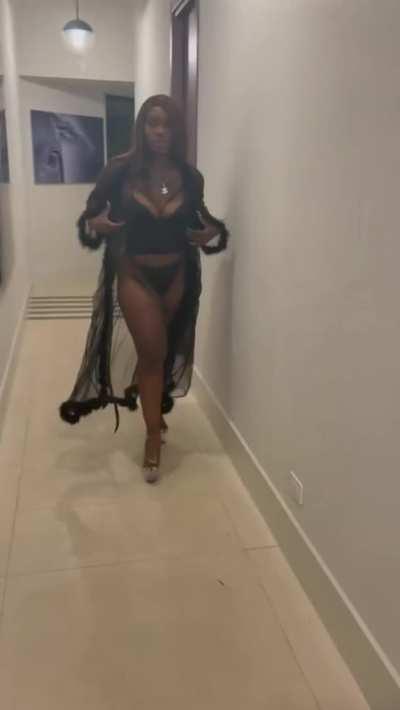 🇯🇲 Jamaican Beauty Twerking In The Hallway 🇯🇲