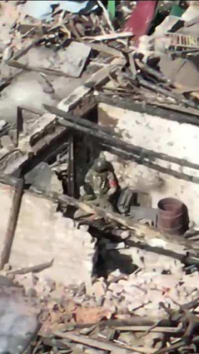 Ukrainian FPV drone locates and engages a lone Russian soldier sheltering in a destroyed building