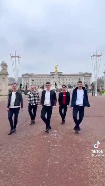 Irishmen in front of Buckingham Palace.