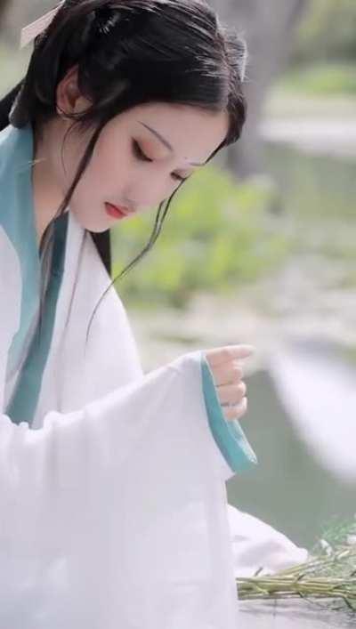 So exquisite Hanfu girl