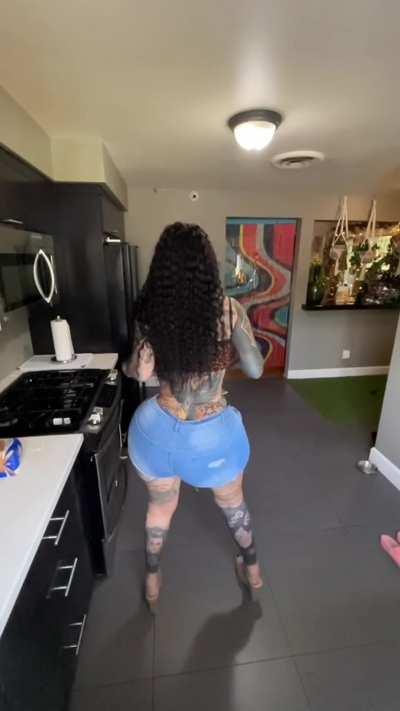 Round of applause for that ass 🥵