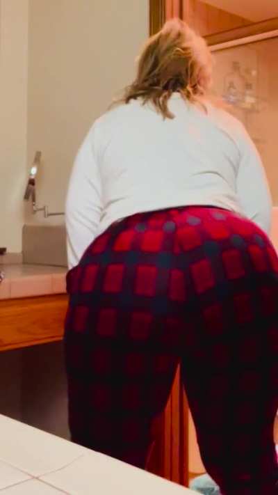 Don’t deny it. You know you want this ass farting in your face. Right? 😈 💨 