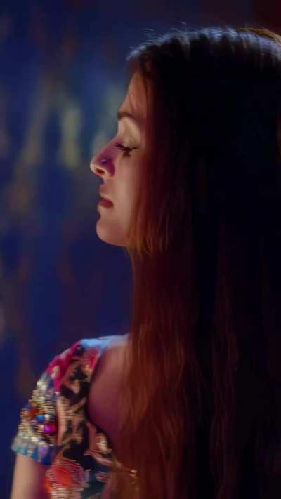 Aishwariya Rai-Before the starting of the song Kajra Re.She is so gorgeous!!