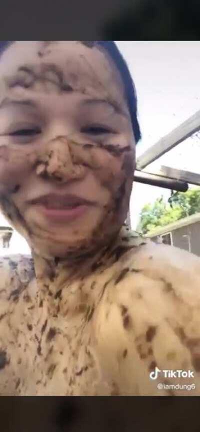 Woman covers herself in feces to “put her ego into remission”