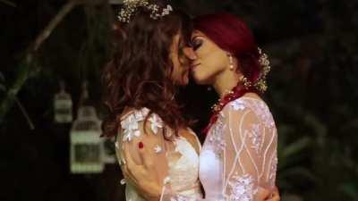 Priscila Buiar (Manuela) &amp;amp; Giul Abreu (Nina) lesbian kiss in Magenta s02e10