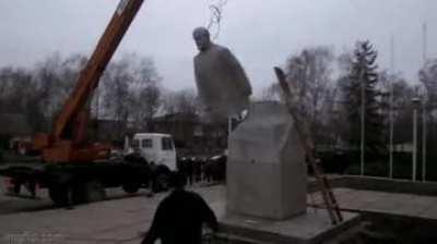 Lenin statue's head ripped off by crane.