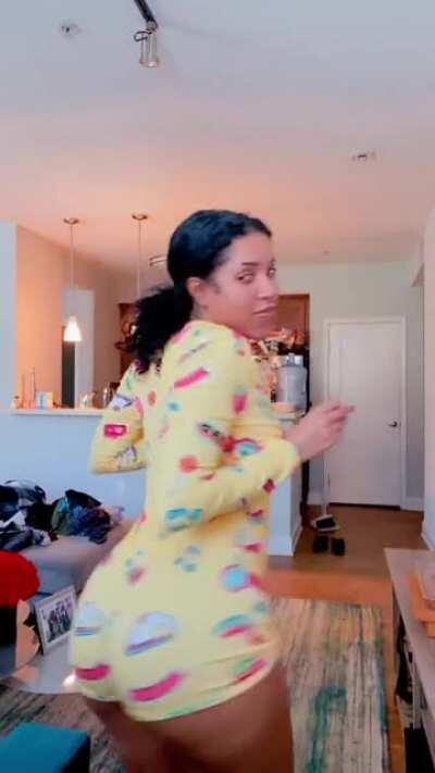 Yellow Onesie Mini Twerk From IG Live