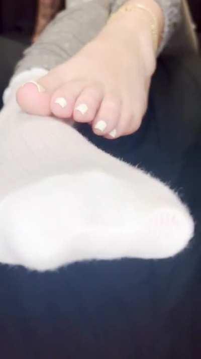 White socks and toes reveal 🧦🤤