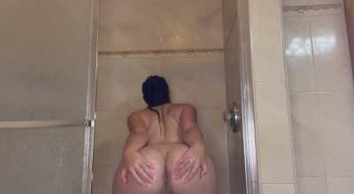 I spread my Moroccan ass in the shower for my fans😳