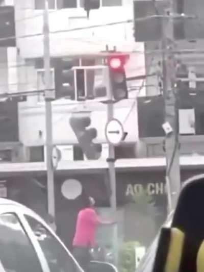 To shake a traffic light