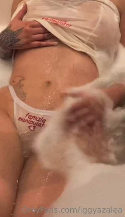 Iggy Azalea teasing (+peak) tits in bathtub