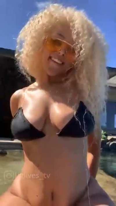 Doja Cat is thicc as fuck 🥰