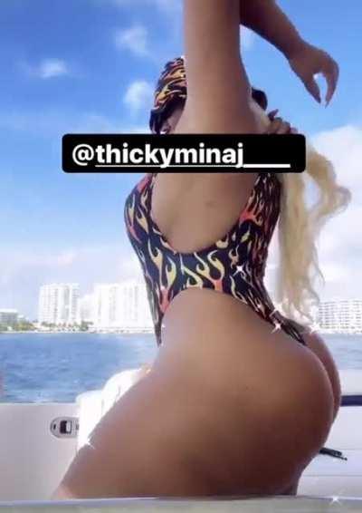 Thicky Phat Ass Friend 🍑🤤😻❤️😍