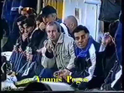 This is how Greek team coaches in the 90s released the stress during a match