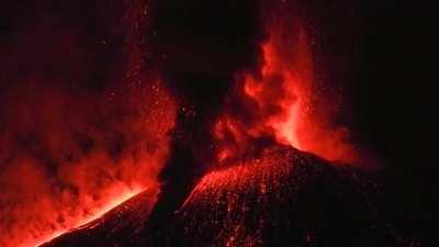 Mount Etna has just erupted with lava ejected to a height of 500-600 meters