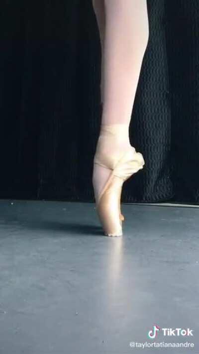 TIL what ballerinas are doing inside pointe shoes