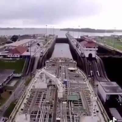 The way A Ship crosses Panama Canal .