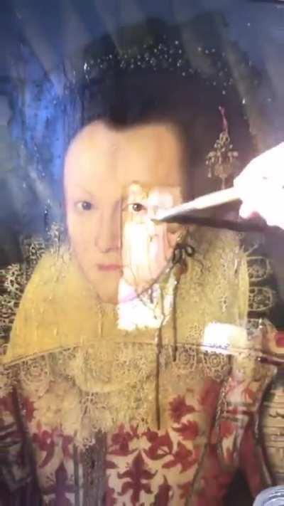 Watch hundreds of years of yellowing varnish being removed from this Jacobean Panel Portrait of a Noblewoman painted in 1617 in England