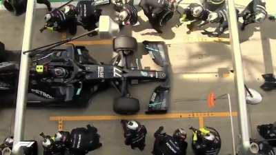 The speed of this double pitstop in f1 is incredible