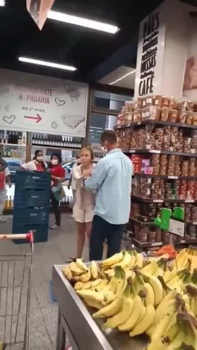 Essa mulher não quer usar a máscara no mercado