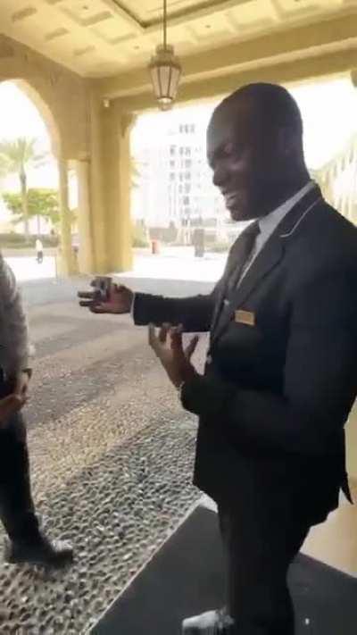 WhItE gUy ShOoTs A bLaCk GuY iN fRoNt Of A hOtEl GaTe