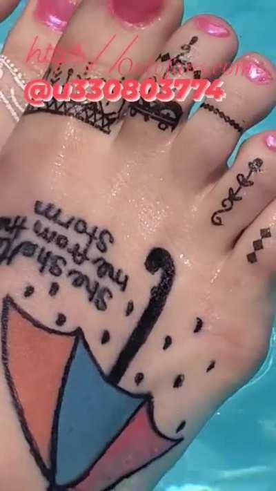 Come cum on my tattooed wet feet in the pool.